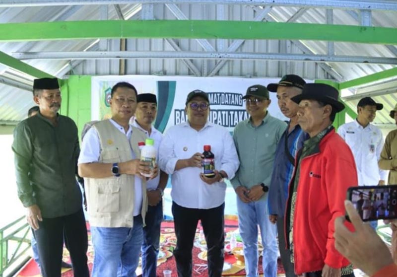 Bupati Takalar Salurkan Bantuan Pupuk untuk 15 Kelompok Tani Desa Surulangi Polsel